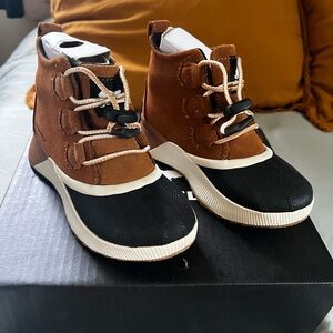 Sorel youth out n about waterproof Kids Boots size 1